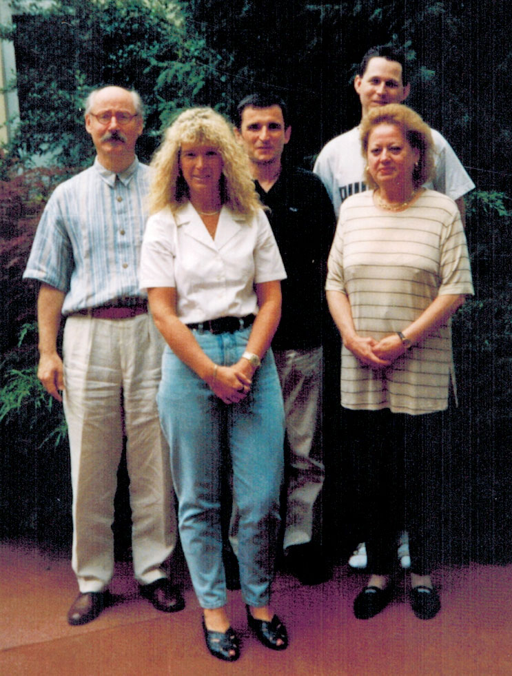 Das Team aus dem Jahr 1993 posiert für ein Gruppenfoto.