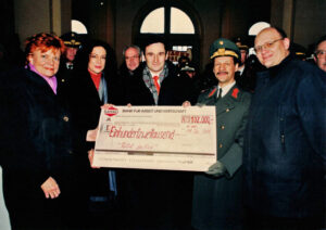 Im Dezember 2001 nimmt Walter Paulhart einen Spendenscheck der BAWAG entgegen.