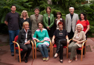 Das Team des Jahres 2010 posiert lachend für ein Gruppenfoto.