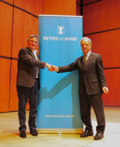 Walter Paulhart im Jahr 2019 auf einer Veranstaltung von Rettet das Kind.