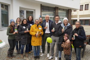 Mag. Nikolaus Wachter vom Sozialministeriumsservice Burgenland, Christian Radosztics BA und Esther Hermann BSc von der KOST Burgenland stehen mit dem BAS-Team zusammen