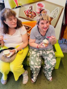 Zwei Bewohnerinnen der Wohngemeinschaft Eisenstadt genießen ein frisches Eis.