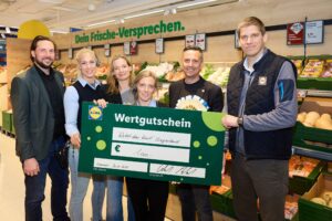 Generalsekretär von Rettet Das Kind Mario Zagler erhält Spendenscheck von LIDL Österreich