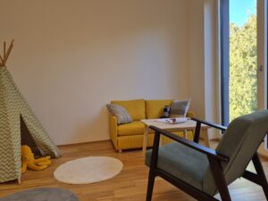 Raum mit Tipi, Couch und Coucsessel