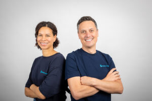 Mario Zagler und Katharina Musitz stehen Schulter an Schulter und lächeln in die Kamera.