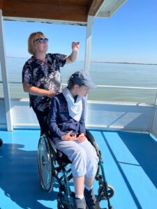 Ein Bewohner und eine Betreuerin des Tageswohnheims St. Margarethen blicken während der Schifffahrt gemeinsam auf das Wasser.