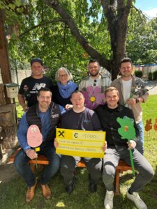 Am Freitag, dem 9. Mai, überreichten einige Freunde der "Tour de Oggau" zusammen mit Manfred Moyses (Nah&Frisch Oggau) im Rahmen der Gartenausstellung „Rettet das Kind: Künstler am Werk“ eine Spende von 1000€. Der Betrag wurde beim traditionellen Charity-Glühweinstand des Kaufhauses Nah&Frisch Moyses in Oggau am 24. Dezember gesammelt.