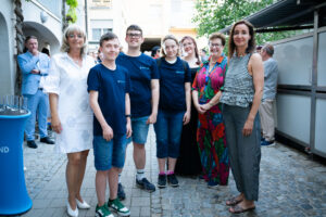 Die Gruppe aus Neusiedl steht für ein Gruppenfoto zusammen.