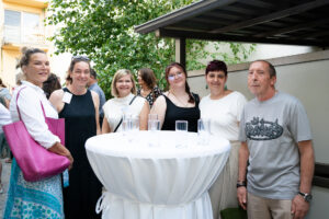 Mitarbeiterinnen und Klientinnen aus der Wohngemeinschaft posieren für ein gemeinsames Foto.