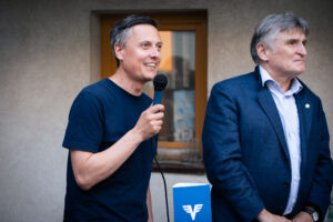 Mario Zagler, Generalsekretär von Rettet das Kind Burgenlang hält eine Ansprache.