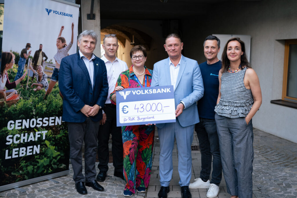 Die Verantwortlichen der Volksbank und von Rettet das Kind Burgenland posieren gemeinsam für ein Gruppenfoto.